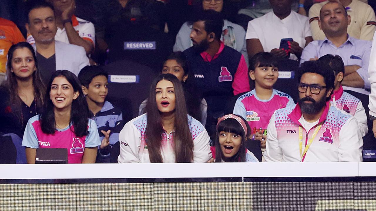 While Abhishek Bachchan was completely immersed in the match, Aishwarya and Aaradhya were enjoying the match with utmost amazement. A happy Navya can be seen donning a pink jersey.